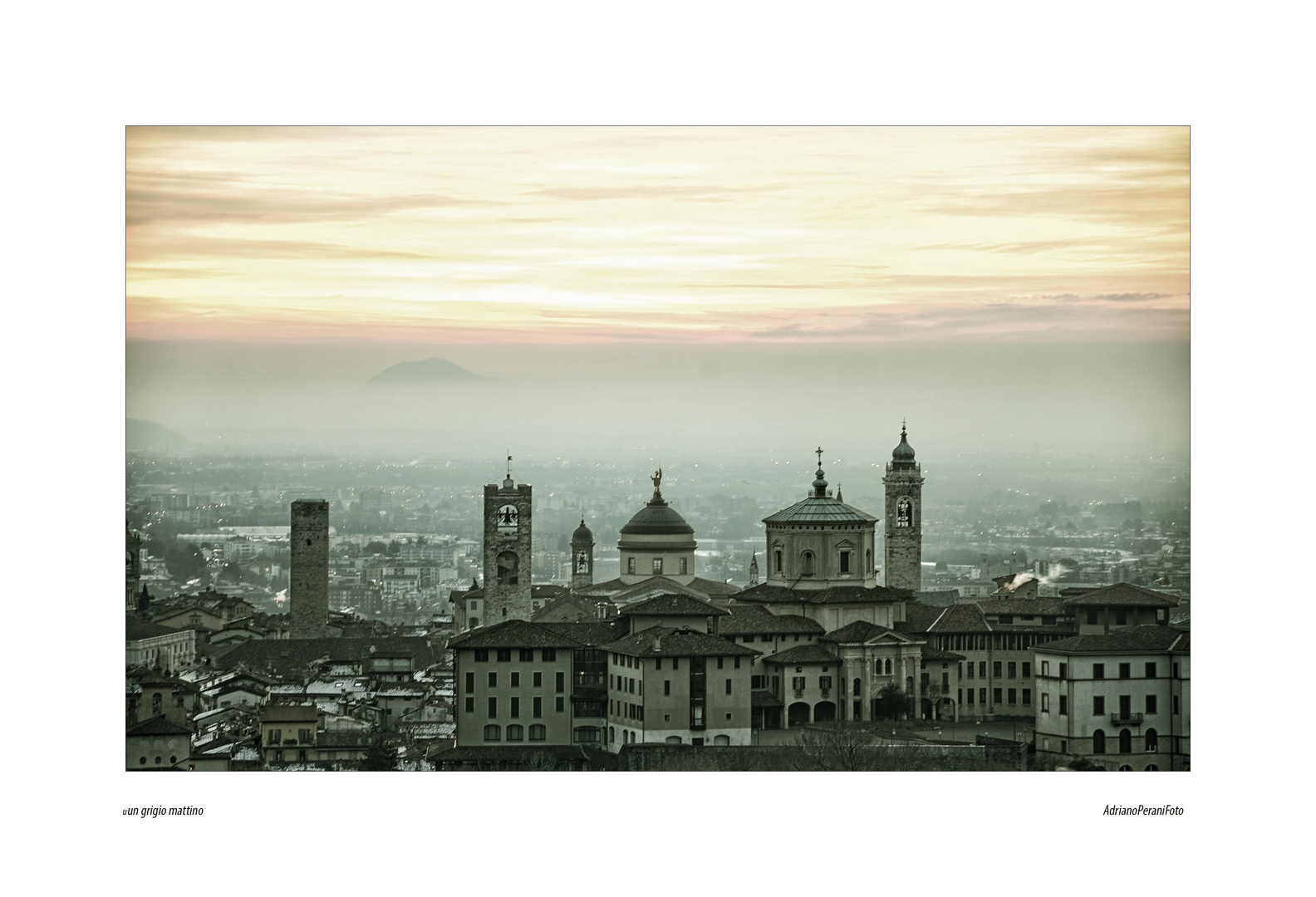 mattino grigio sul borgo