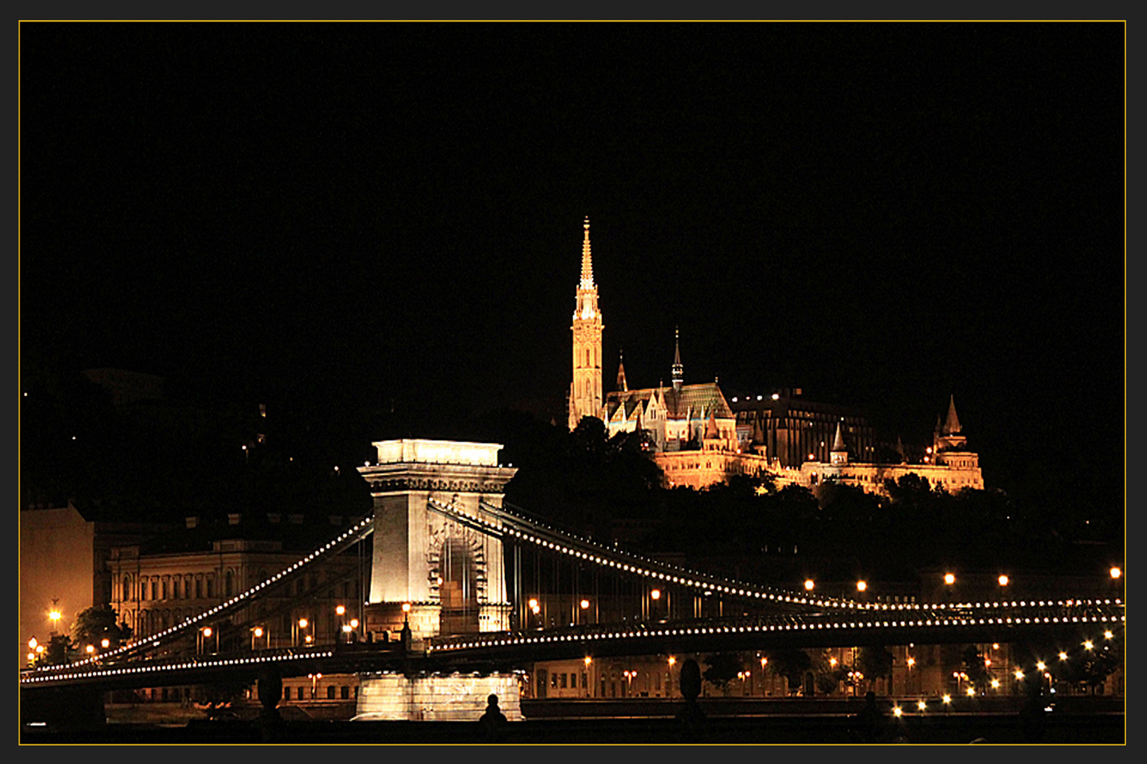 MATYASKIRCHE BEI NACHT