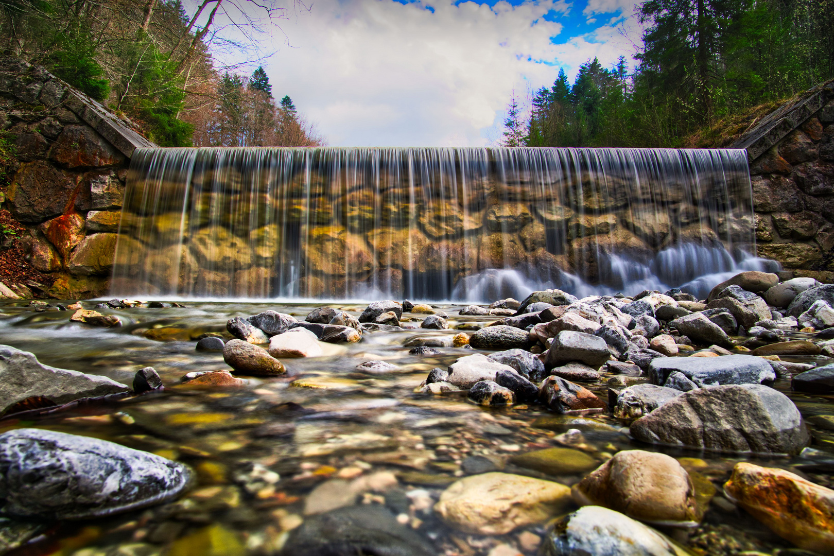 Mauer am Fall