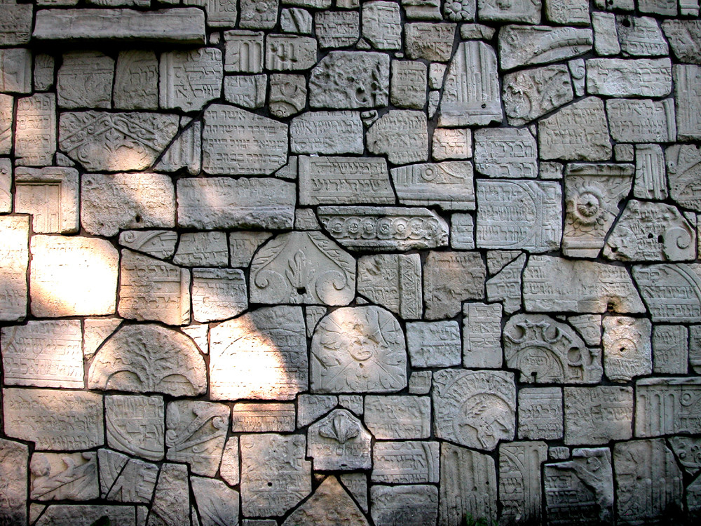 Mauer aus Grabsteinen