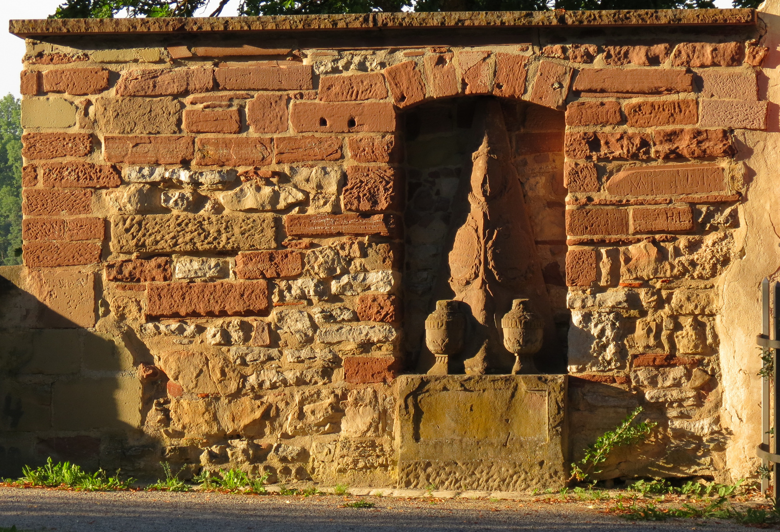 Mauer im Abendlicht