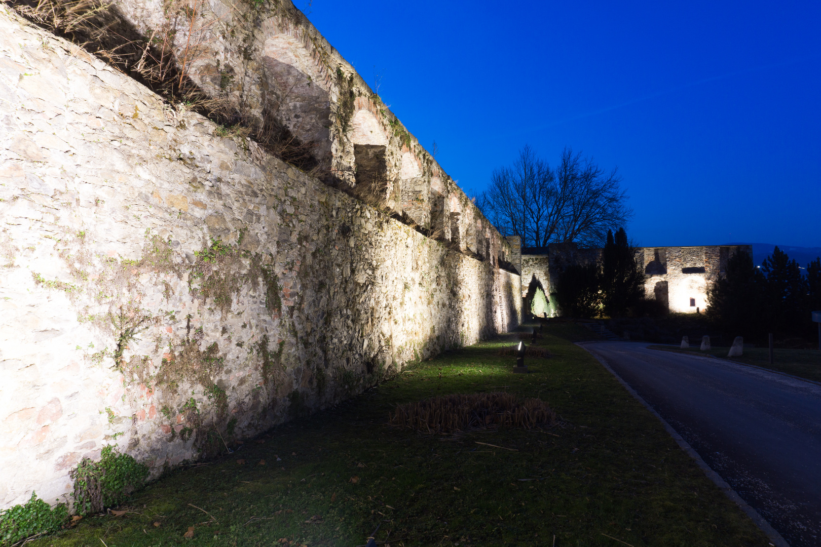 Mauer Linzer Schloss zur blauen Stunde