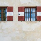 Mauer mit Fenstern