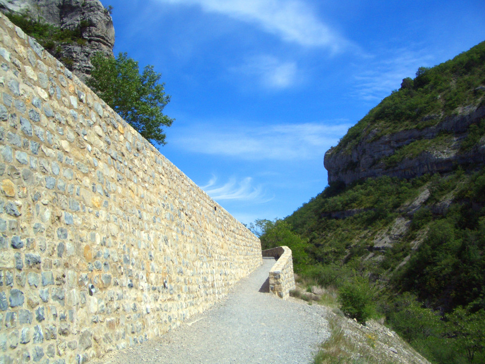 Mauer und Himmel