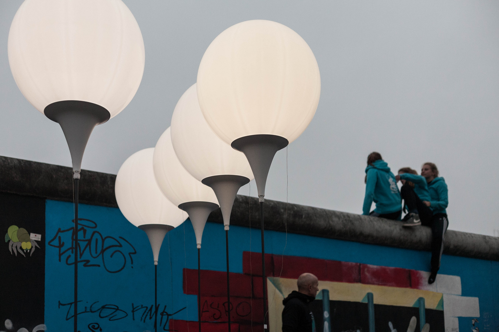 Mauer und Lichtmauer treffen sich