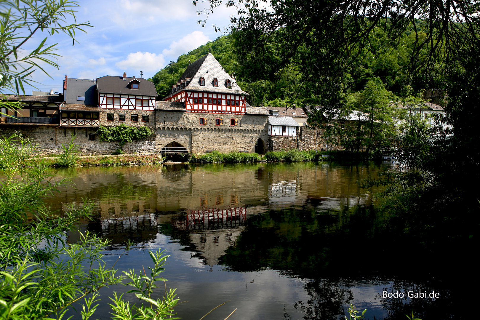 Mauer und Rathaus von Dausenau