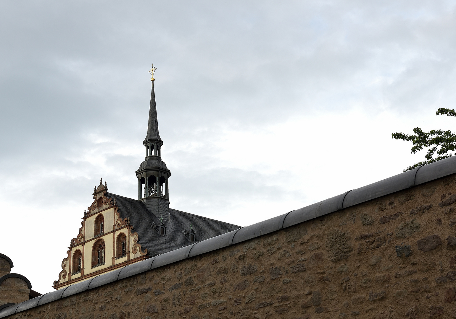 Mauerblick auf die Benediktinerinnenabtei in Fulda. Aufgenommen beim unserem.... 