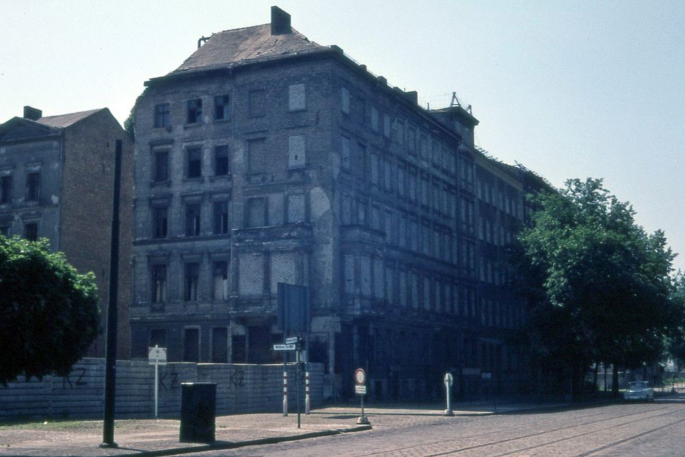 Mauerfassaden an der Bernauer Straße in Berlin.