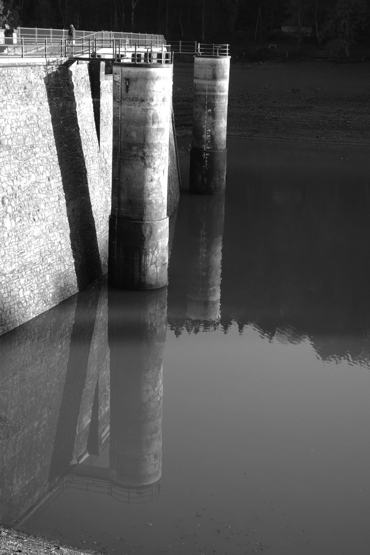 Mauertürme der Oestertalsperre bei extremem Niedrigwasser