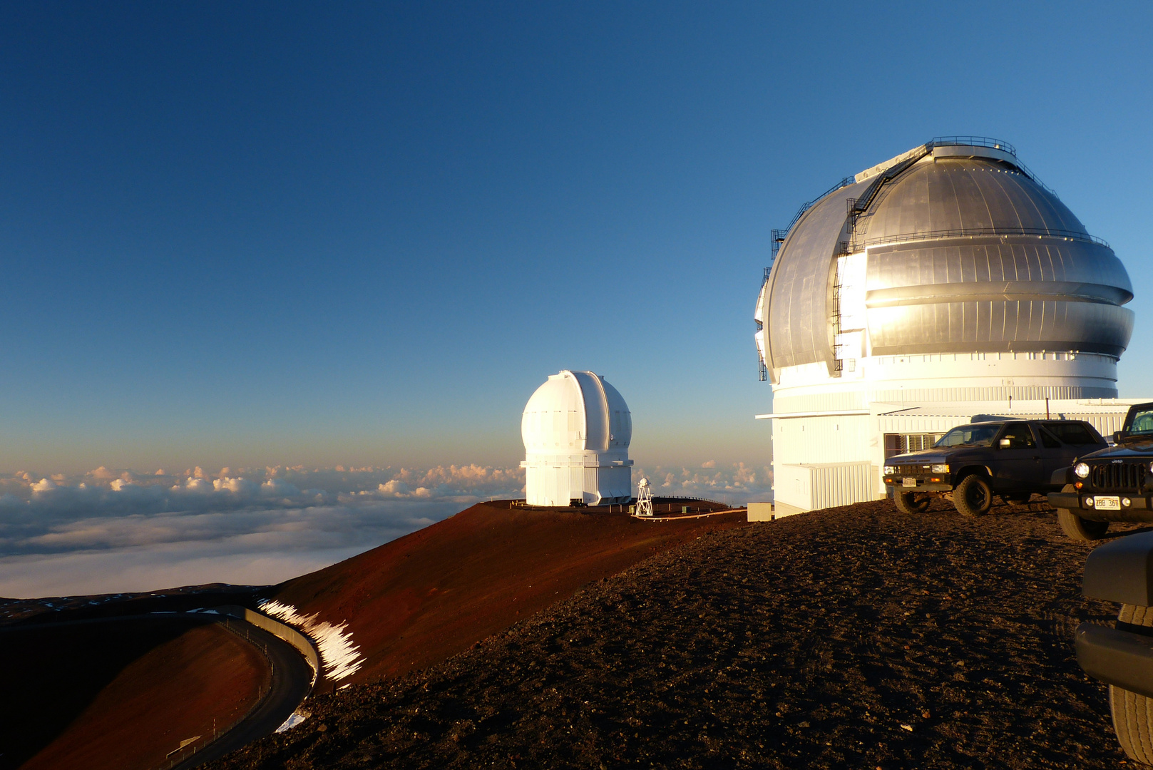 Mauna Kea-4205 m über dem Meeresspiegel, das Keck observatory bei Sonnenuntergang.