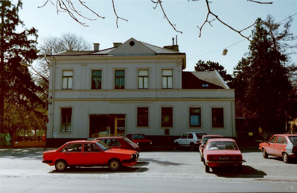 Maurer Hauptplatz Nr.7 in 1990 .Das Elternhaus meiner Mutter in Wien.