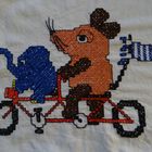 Maus und Elefant beim Radeln