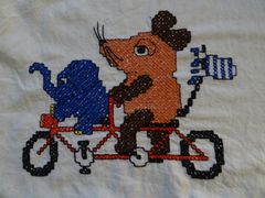 Maus und Elefant beim Radeln