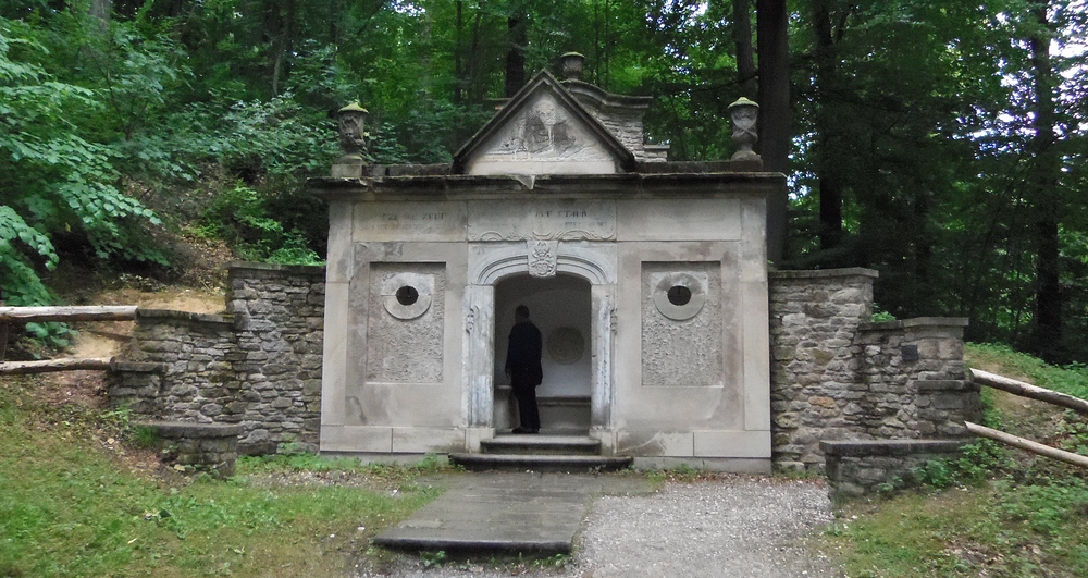 Mausoleum aus dem Garten der HofApotheke in Detmold Foto