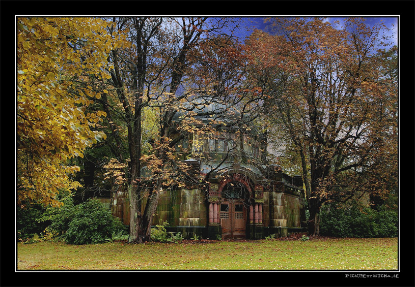 Mausoleum im Herbst