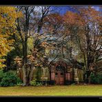 Mausoleum im Herbst