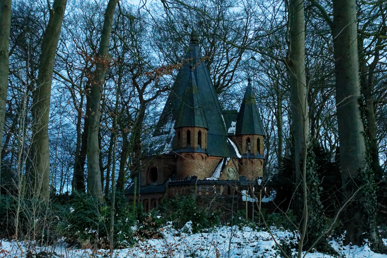 Mausoleum im Schlosspark Etelsen am Abend