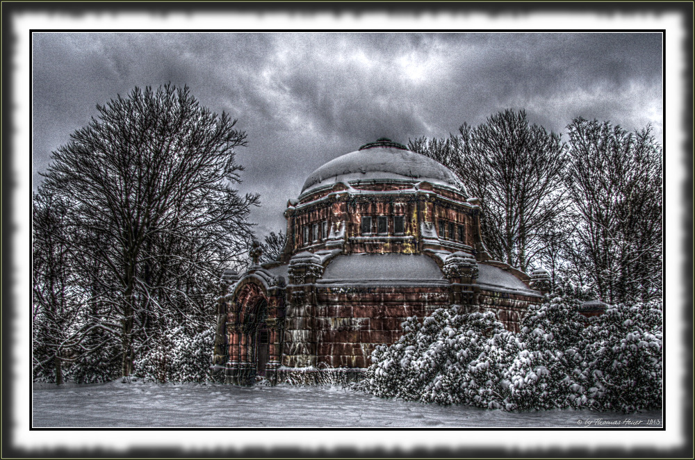 Mausoleum im Schnee