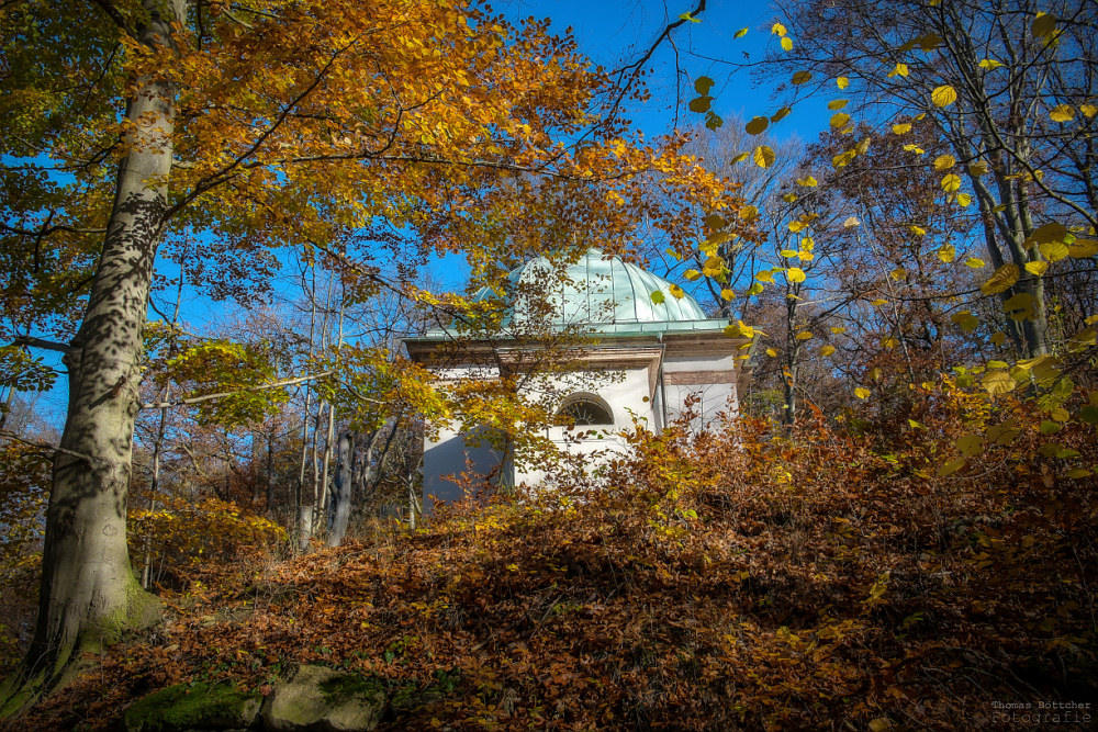 Mausoleum in der Herbstsonne