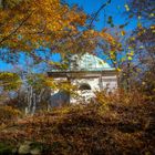 Mausoleum in der Herbstsonne