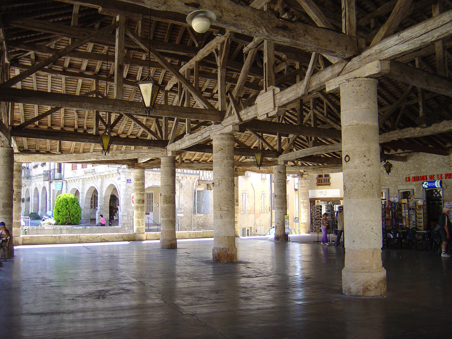 Mauvezin - la très belle halle du XIVème siècle