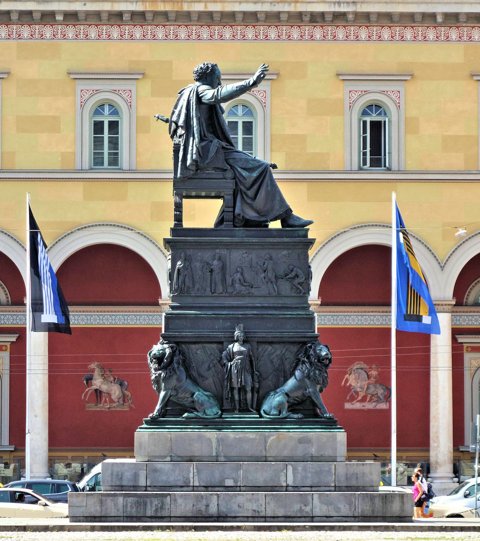 max joseph statue vor der oper in münchen