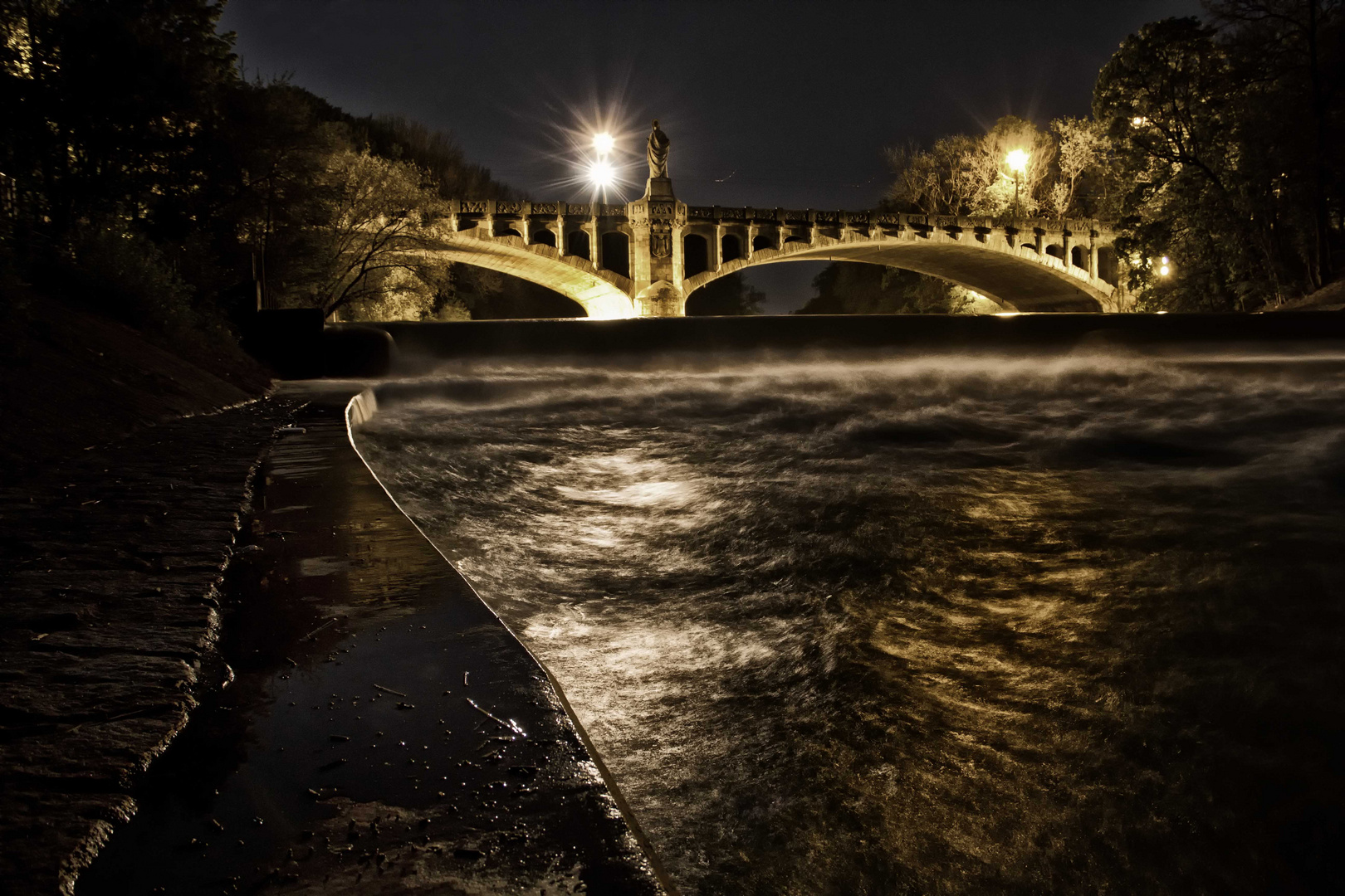 Maximilianbrücke bei Nacht