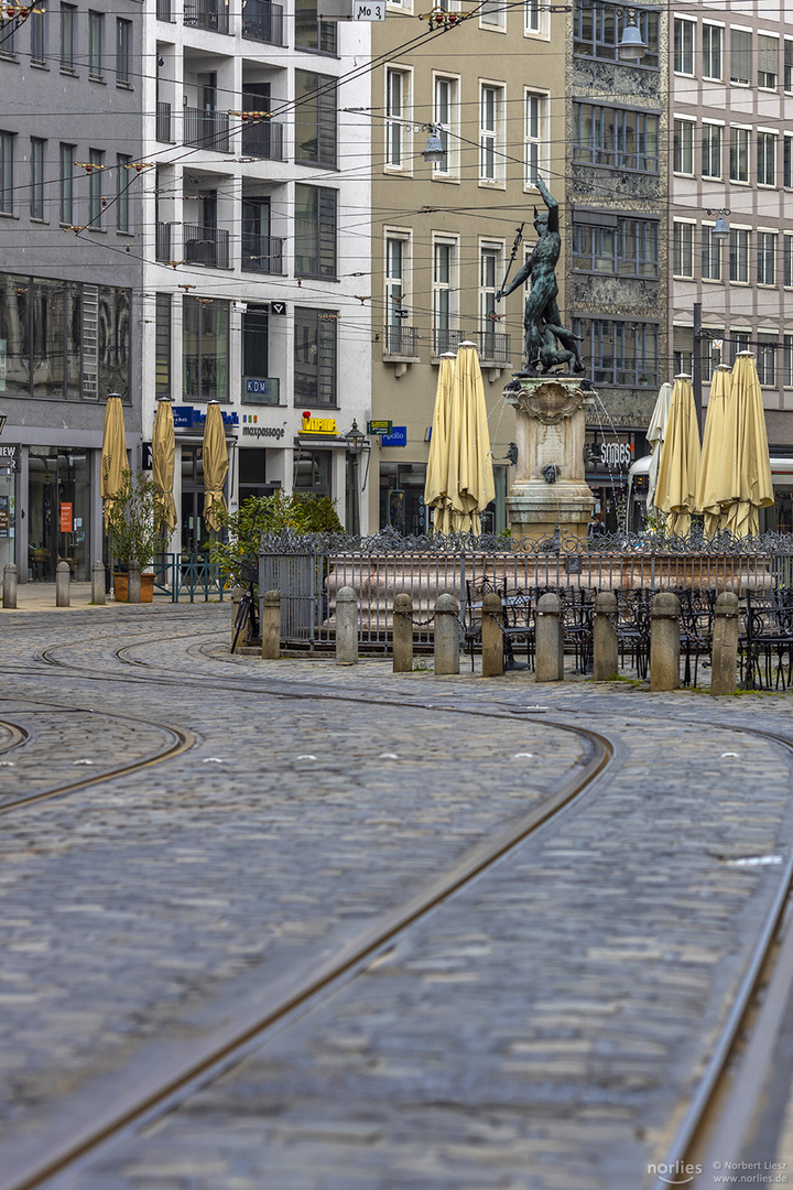 Maximilianstraße mit Merkurbrunnen