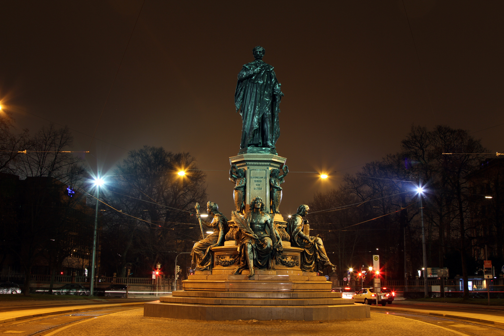 Maxmonument bei Nacht