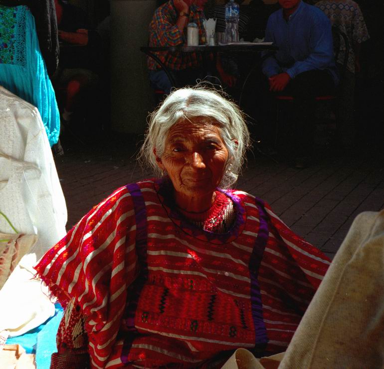 Maya beim Volksfest auf dem Markt