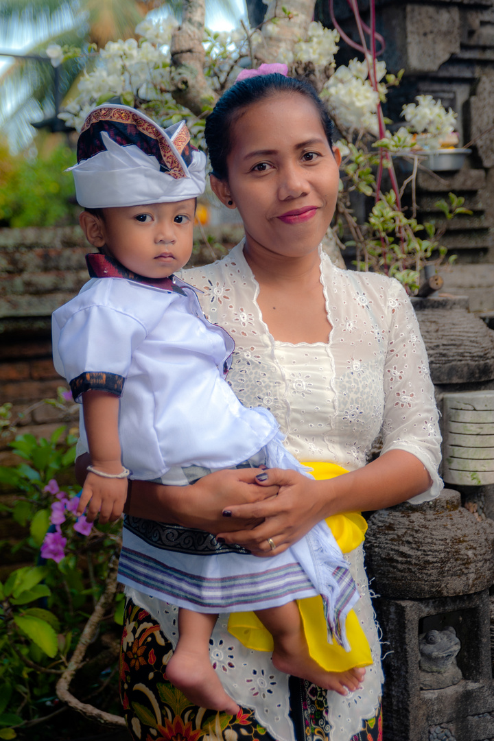 Mayang and her son I Gusti Agung Mayun Jaya Santosa