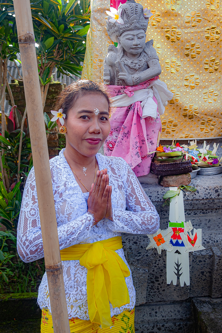 Mayang praying at Kuningan ceremony