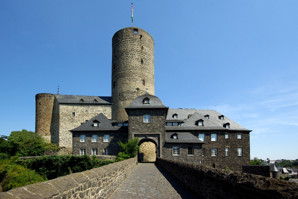 Mayen / Eifel (Genovevaburg über Burgbrücke)