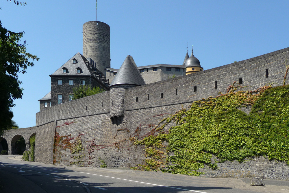 Mayen / Eifel (Stadtmauer mit Genovevaburg)