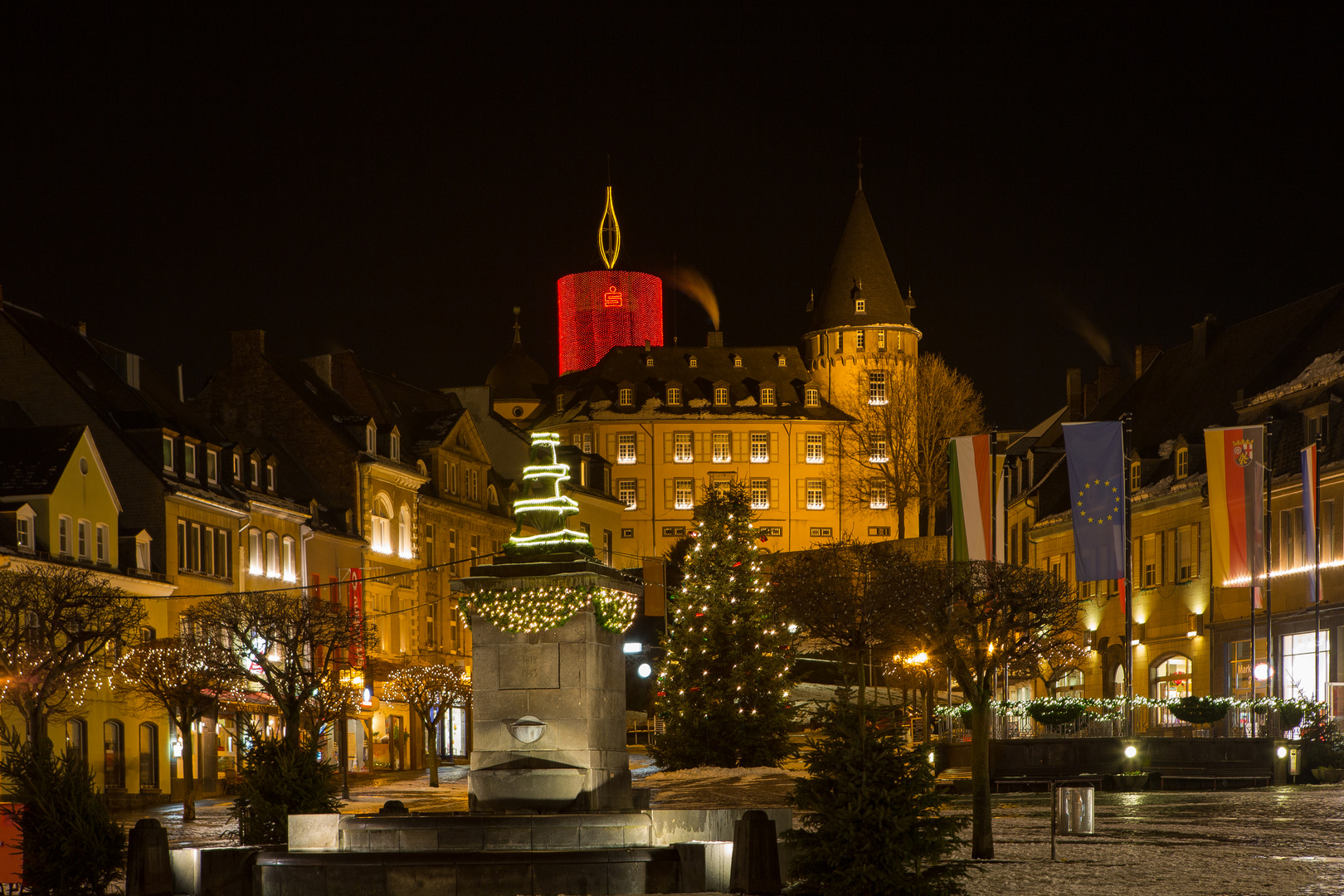 Mayen in der Weihnachtszeit mit Blick zur Genovevaburg