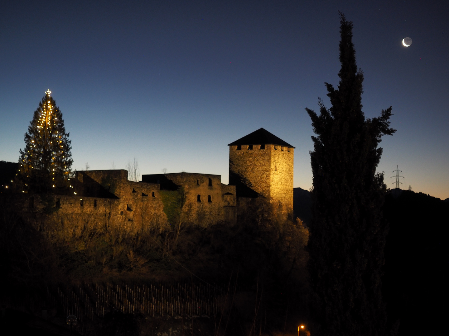 Mayenburg bei Sonnenaufgang