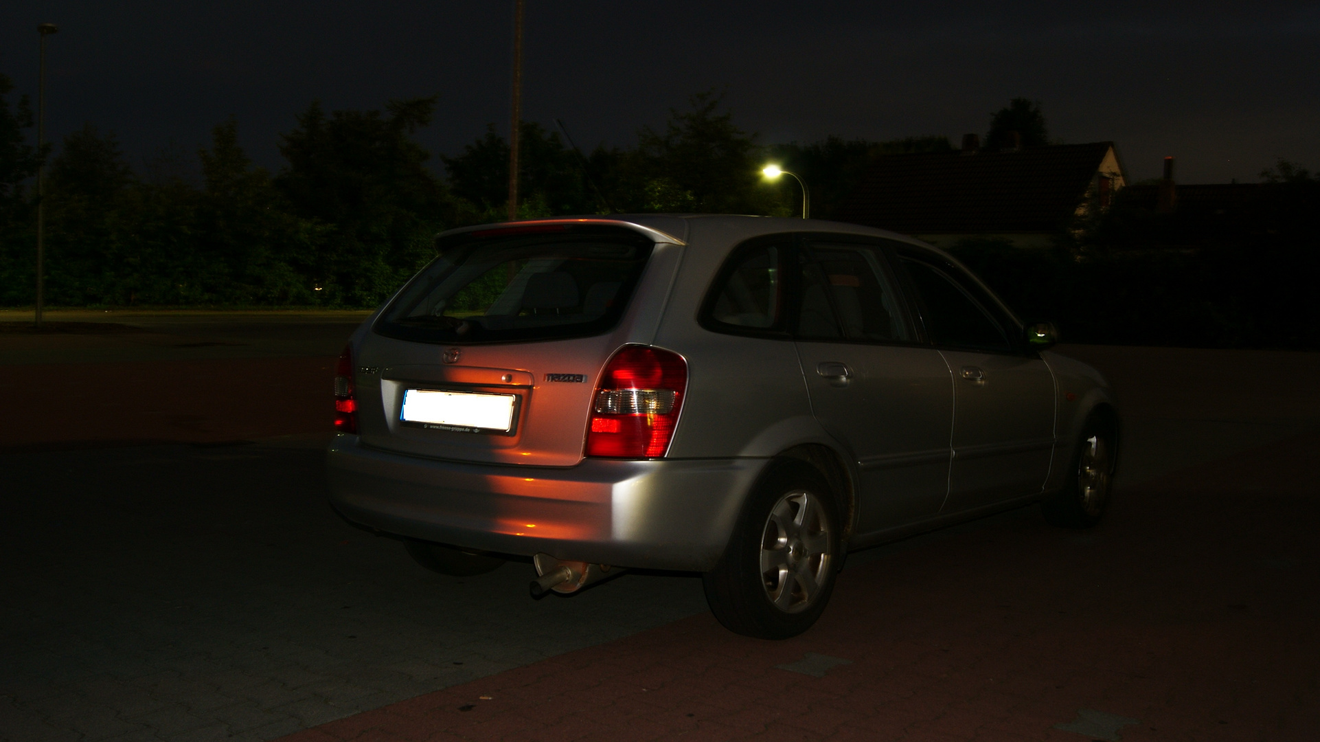 Mazda 323 bei Nacht