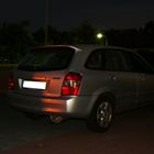 Mazda 323 bei Nacht