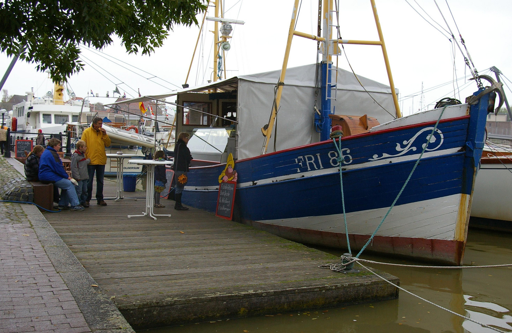 Mc Boot.......Fischimbiss auf dem Wasser