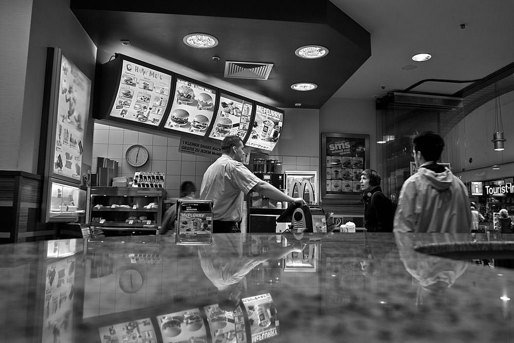 Mc Donalds in Potsdam HBF Foto & Bild erwachsene menschen, kinder und