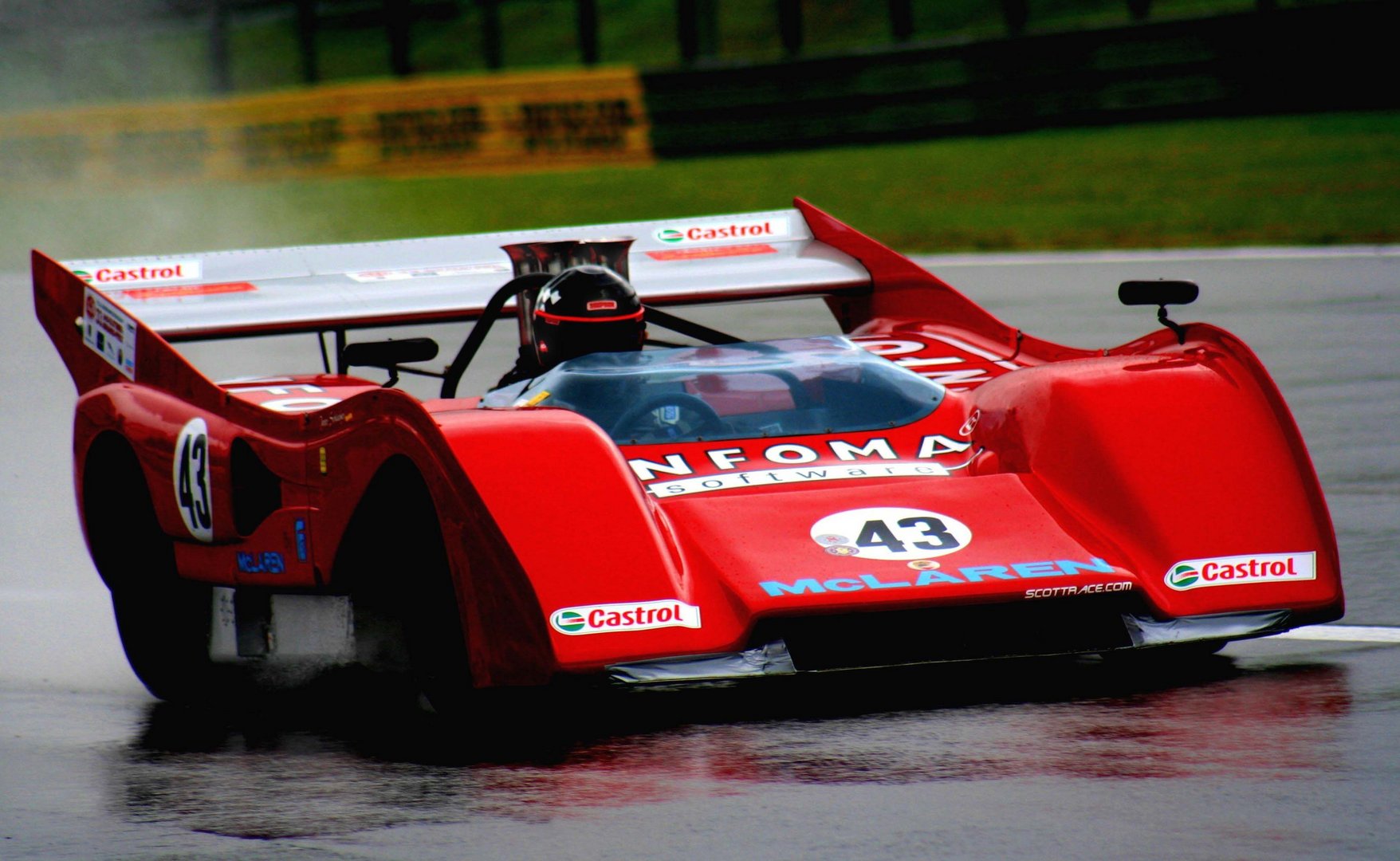 McLaren im Regenschauer