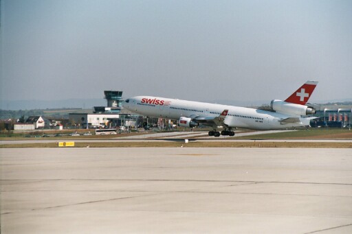 MD-11 der SWISS beim Start am Flughafen Stuttgart