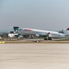 MD-11 der SWISS beim Start am Flughafen Stuttgart