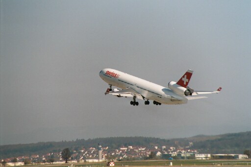 MD-11 der SWISS kurz nach dem Start am Flughafen Stuttgart