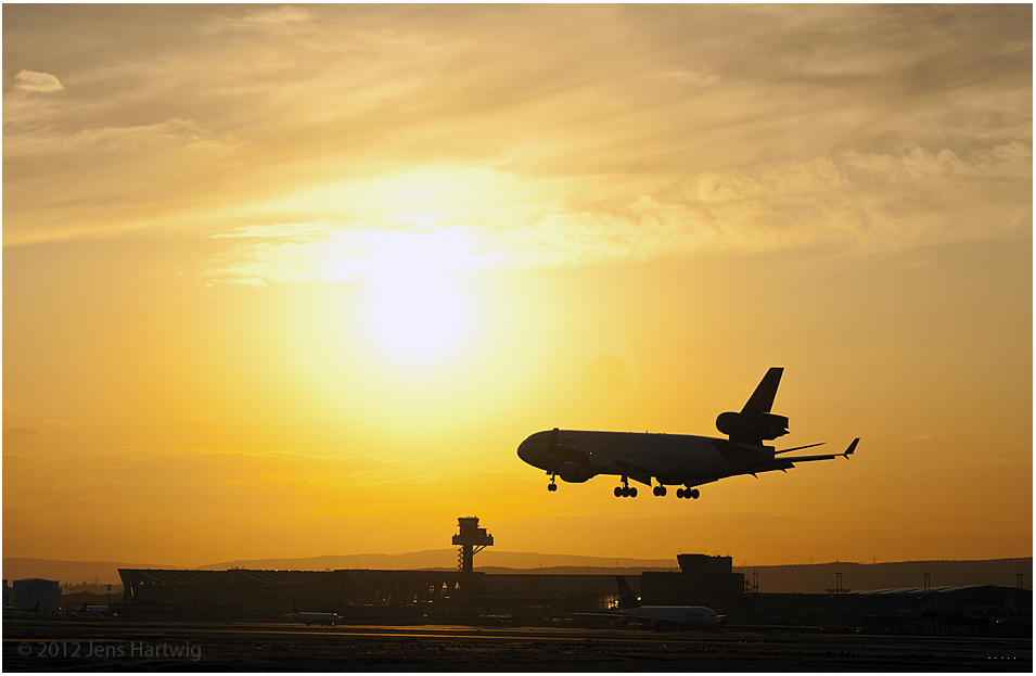 MD - 11 im Anflug auf den Sonnenuntergang