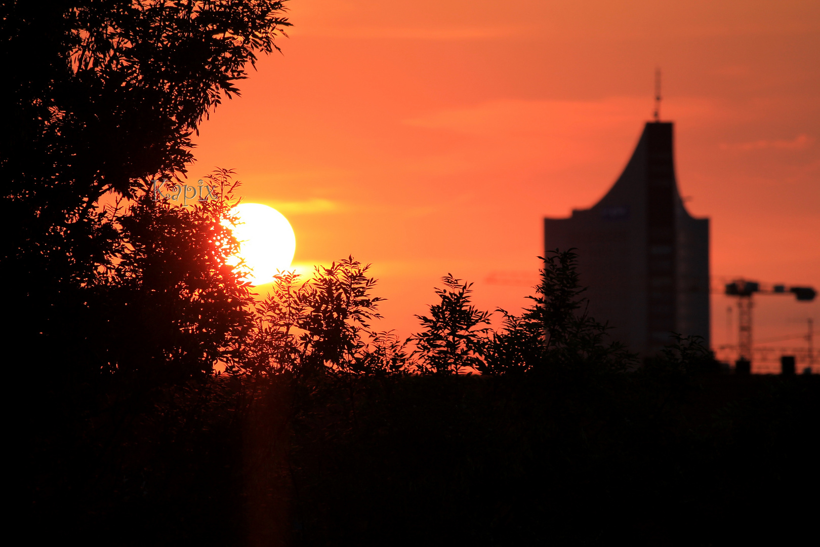 MDR City-Hochhaus im Sonnenuntergang