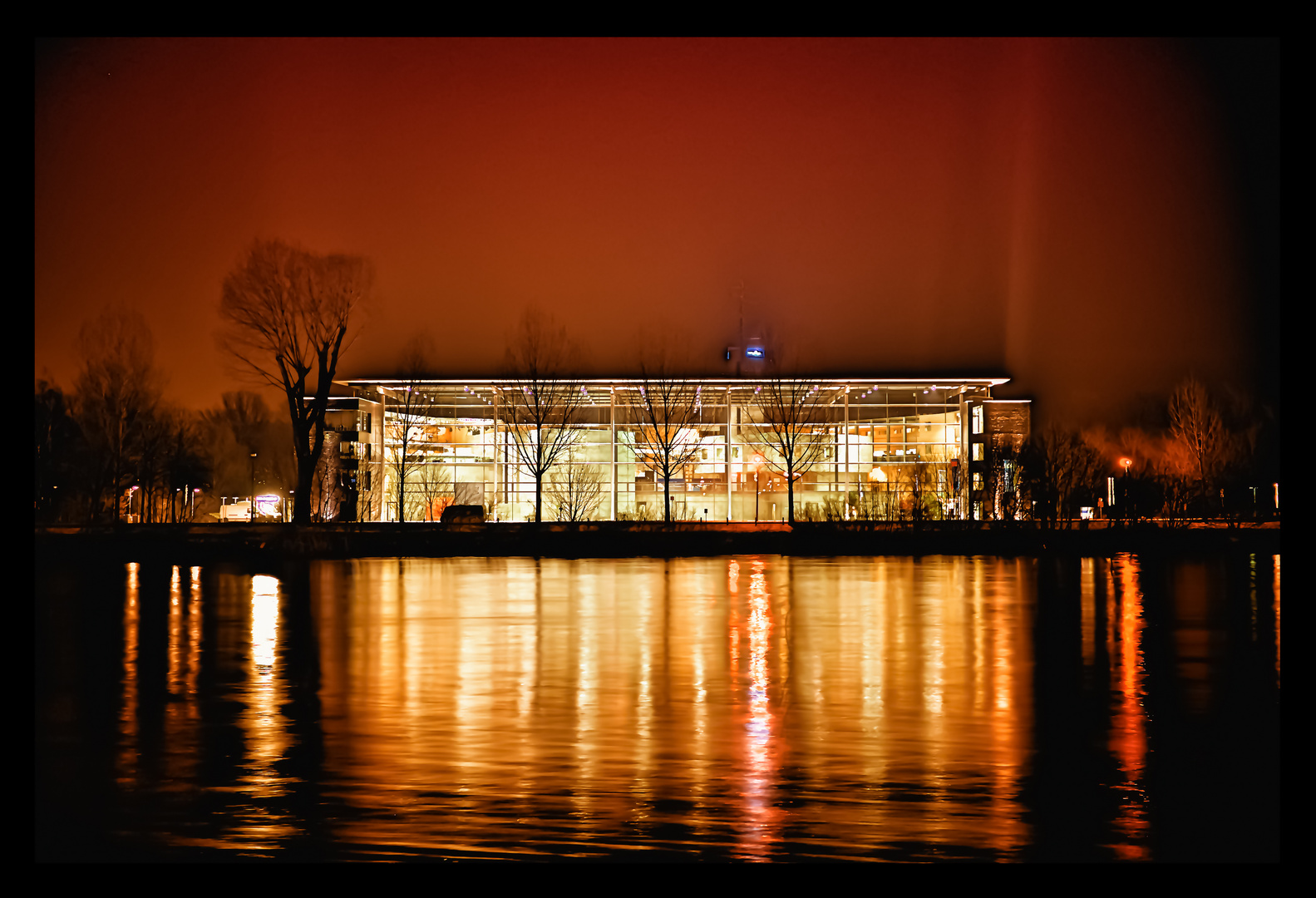 MDR-Rundfunkgebäude Magdeburg bei Nacht