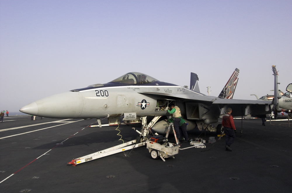 Mechaniker arbeiten an F/A 18 Superhornet