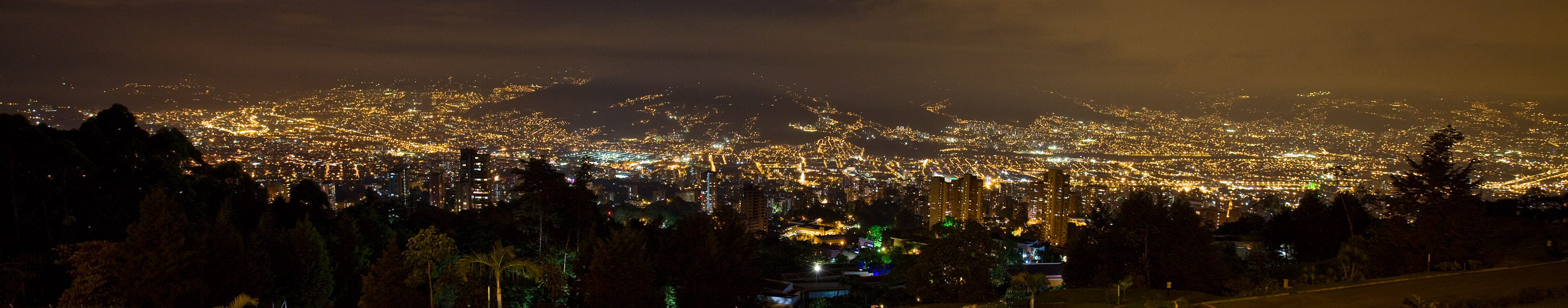 Medellin nocturno panoramico