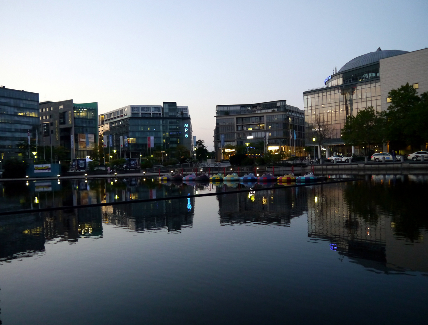 Mediapark in der Abenddämmerung 1